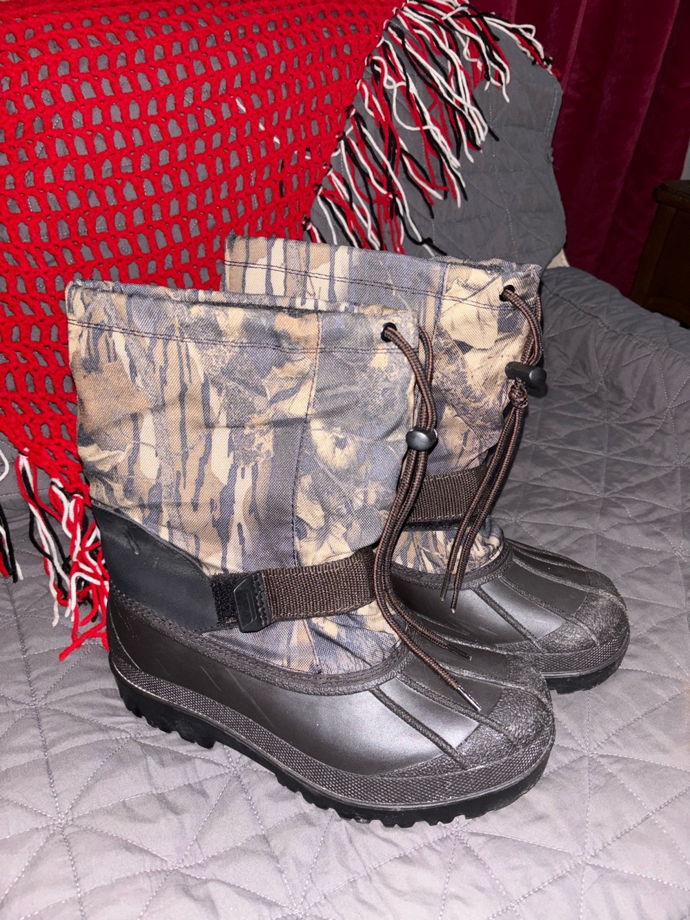 Men’s heavy duty camo duck boots size 8..crater ridge
